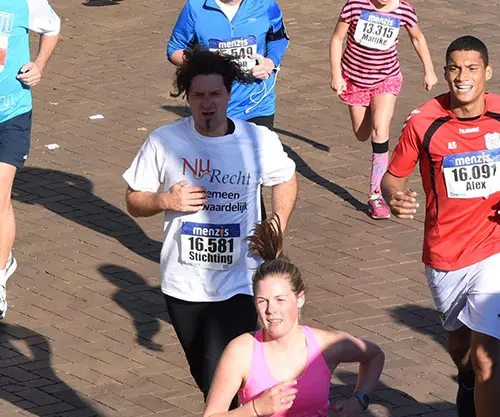 De deelnemer van NuRecht na de finish van de 4 Mijl
