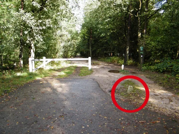 Dezelfde foto met het paaltje rood gemarkeerd